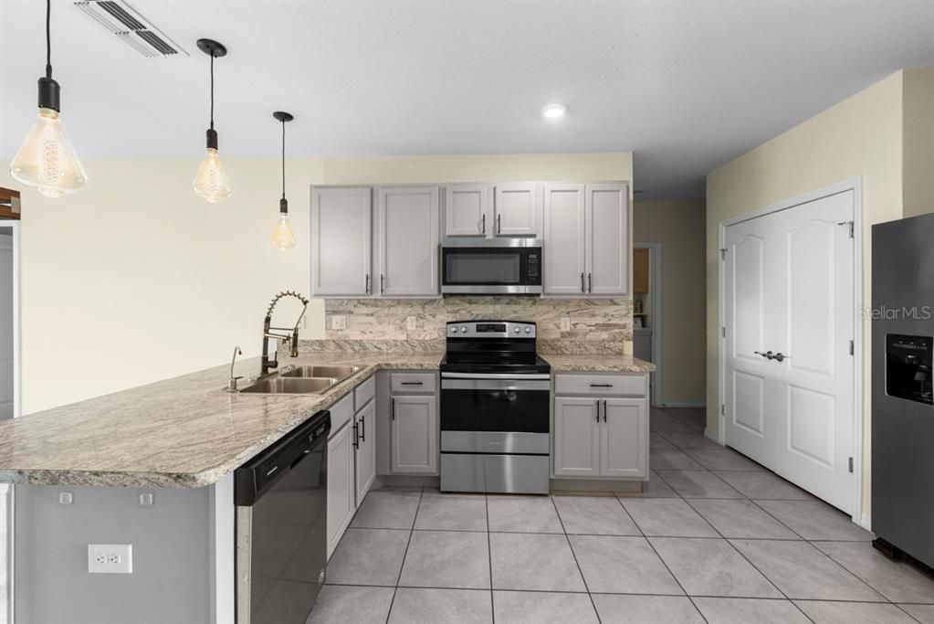 Activo con contrato: $239,990 (3 camas, 2 baños, 1426 Pies cuadrados)