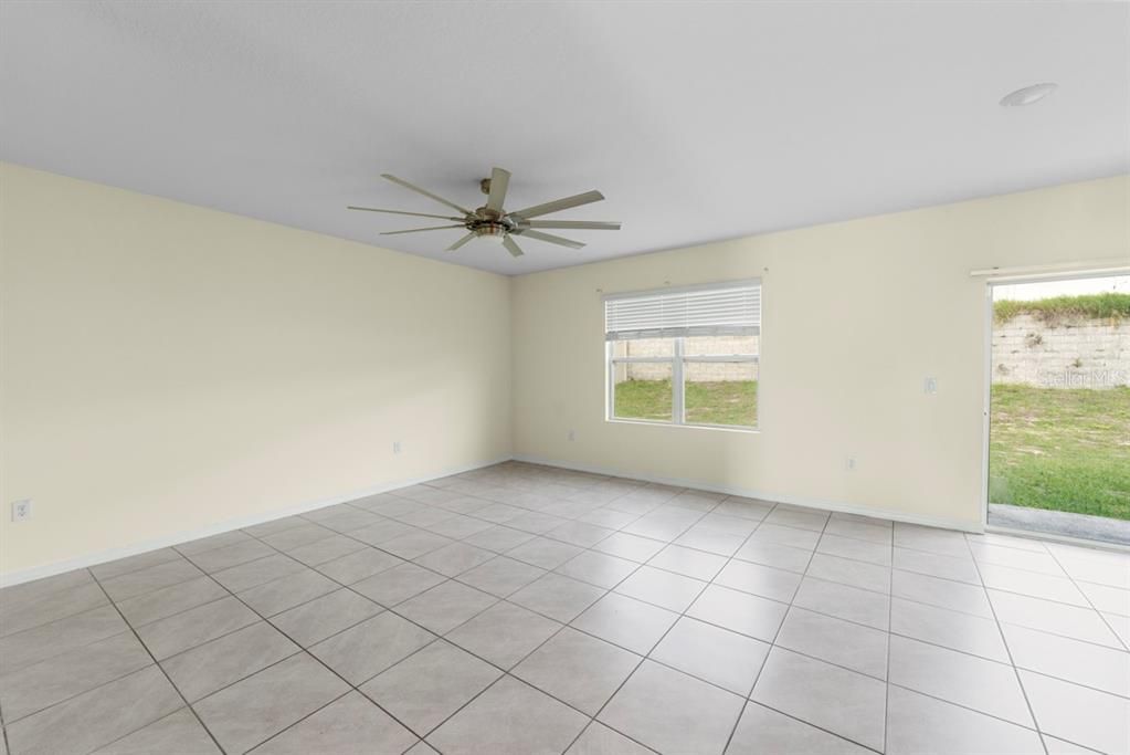 Activo con contrato: $239,990 (3 camas, 2 baños, 1426 Pies cuadrados)