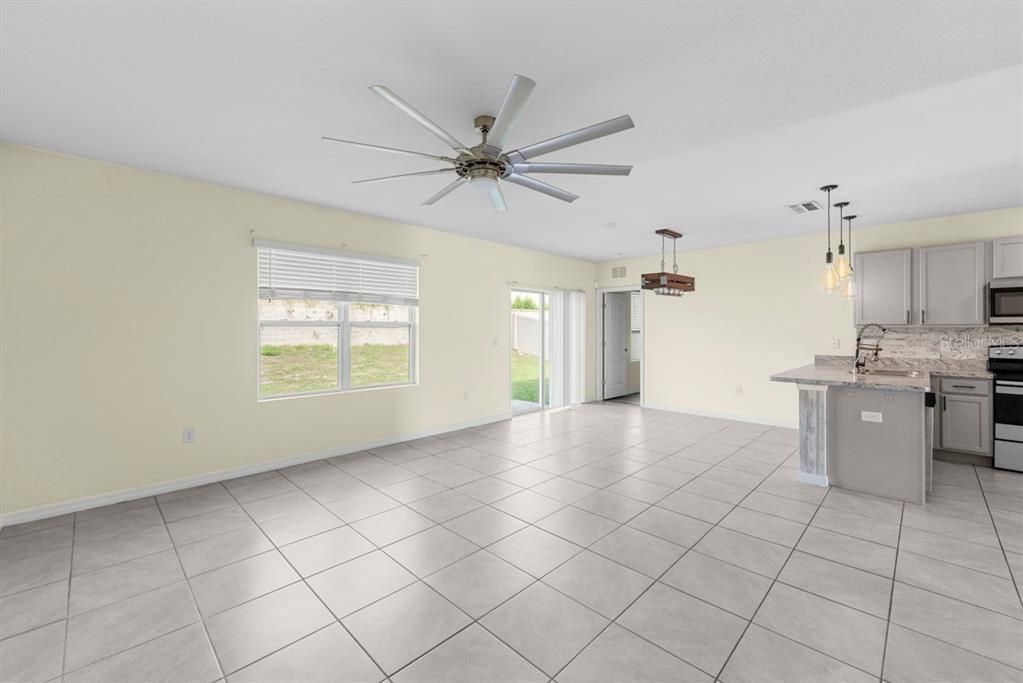 Activo con contrato: $239,990 (3 camas, 2 baños, 1426 Pies cuadrados)