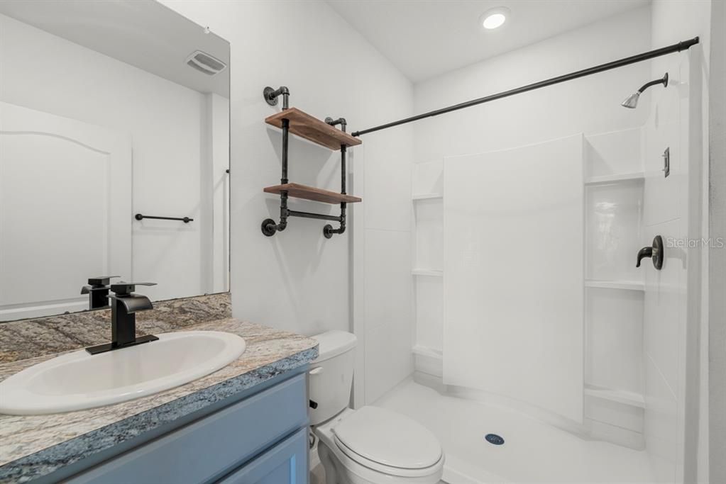 Activo con contrato: $239,990 (3 camas, 2 baños, 1426 Pies cuadrados)
