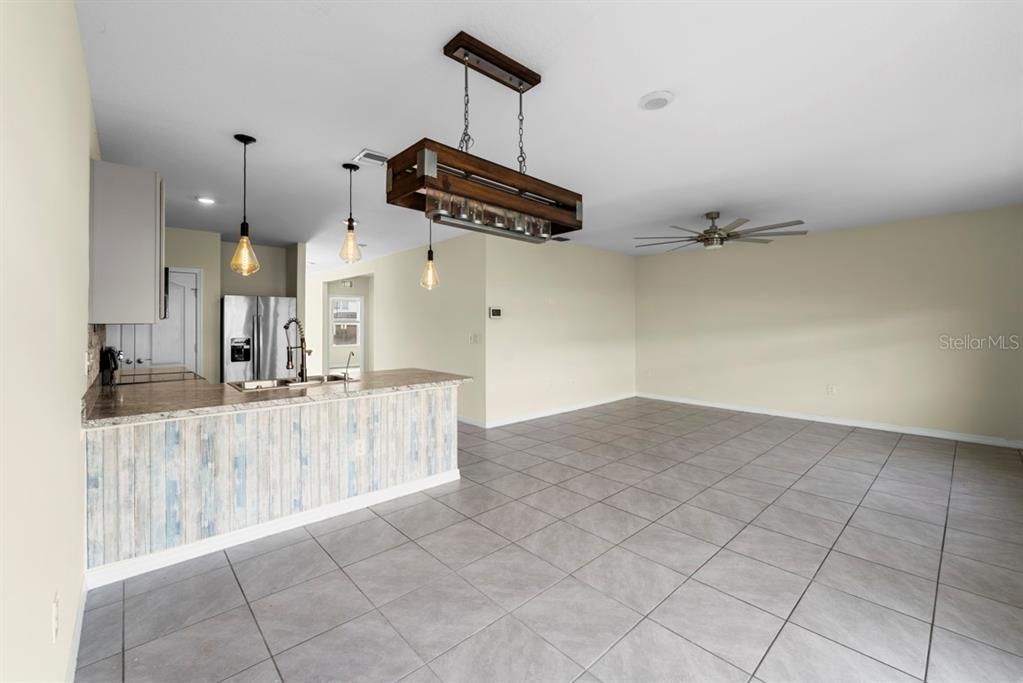 Activo con contrato: $239,990 (3 camas, 2 baños, 1426 Pies cuadrados)