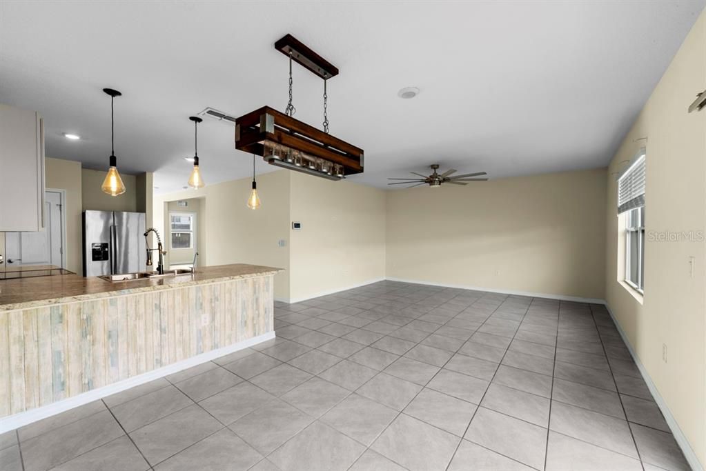 Activo con contrato: $239,990 (3 camas, 2 baños, 1426 Pies cuadrados)