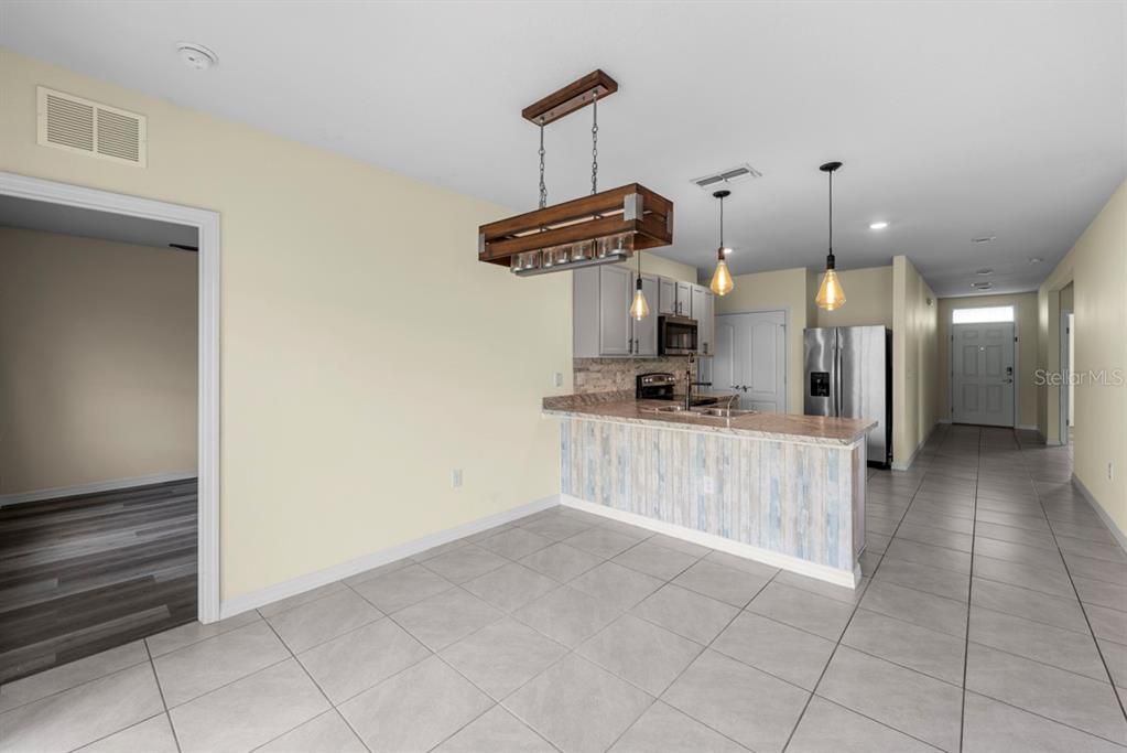 Activo con contrato: $239,990 (3 camas, 2 baños, 1426 Pies cuadrados)