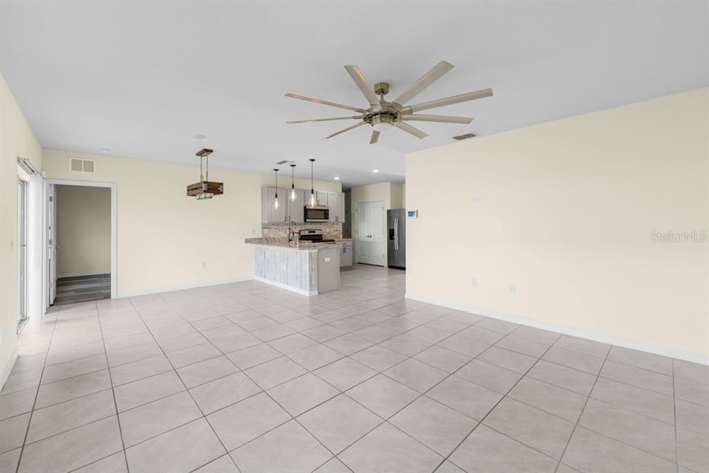 Activo con contrato: $239,990 (3 camas, 2 baños, 1426 Pies cuadrados)