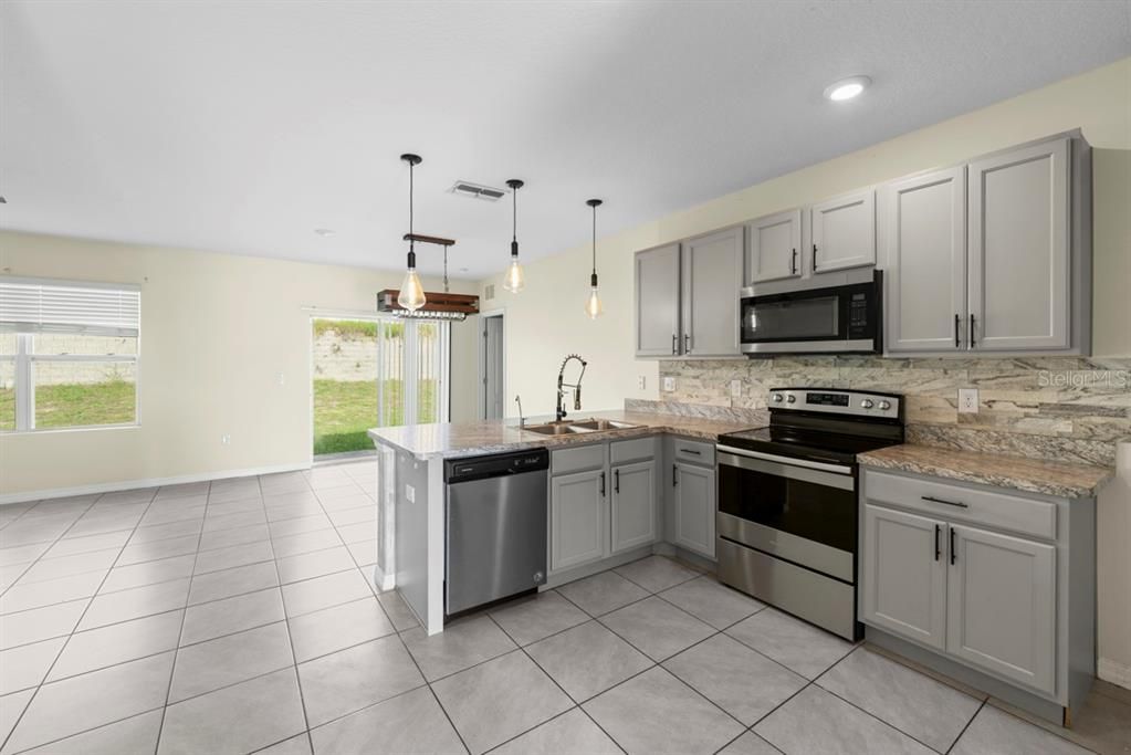 Activo con contrato: $239,990 (3 camas, 2 baños, 1426 Pies cuadrados)