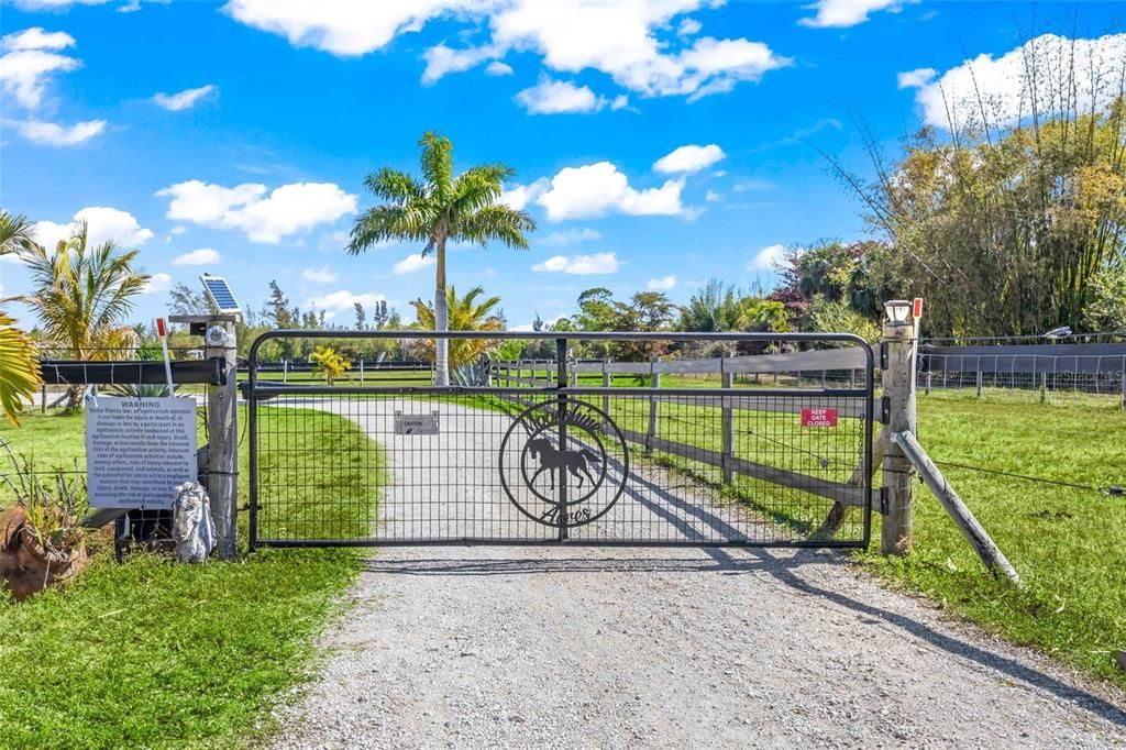 For Sale: $898,000 (2 beds, 1 baths, 3520 Square Feet)