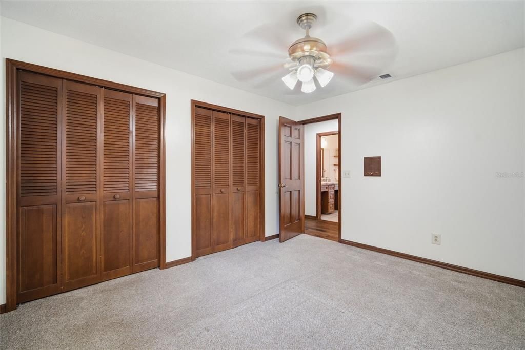Activo con contrato: $566,500 (5 camas, 2 baños, 2544 Pies cuadrados)