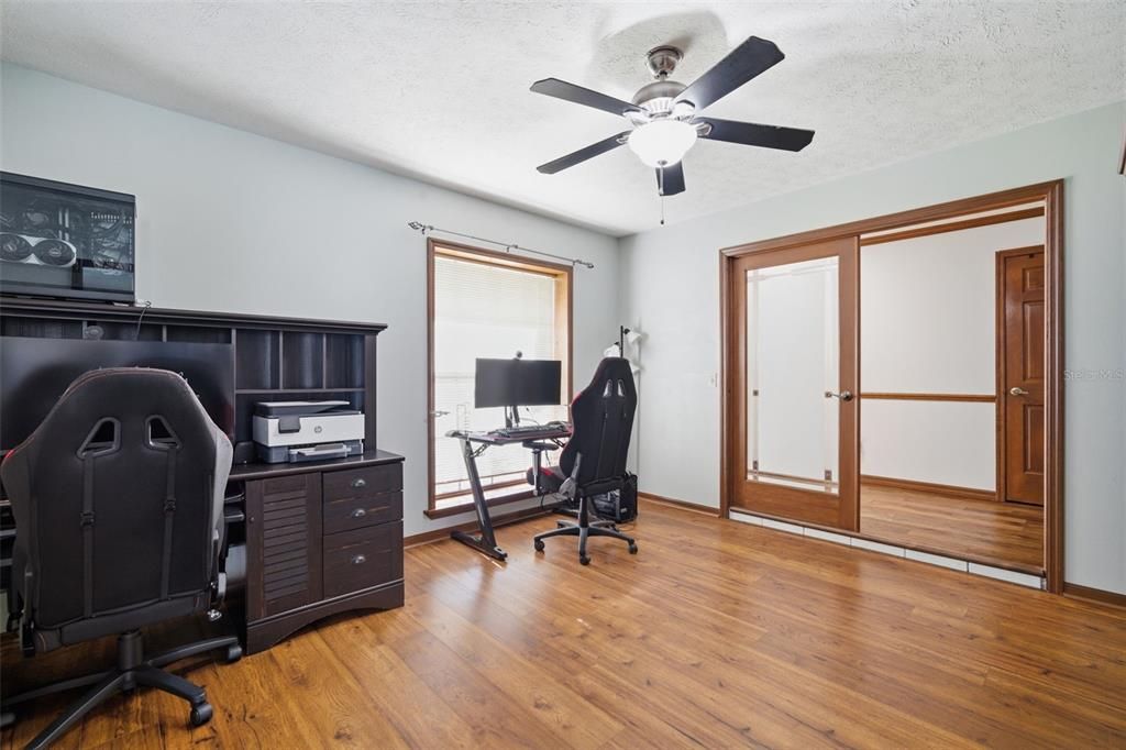 Activo con contrato: $566,500 (5 camas, 2 baños, 2544 Pies cuadrados)