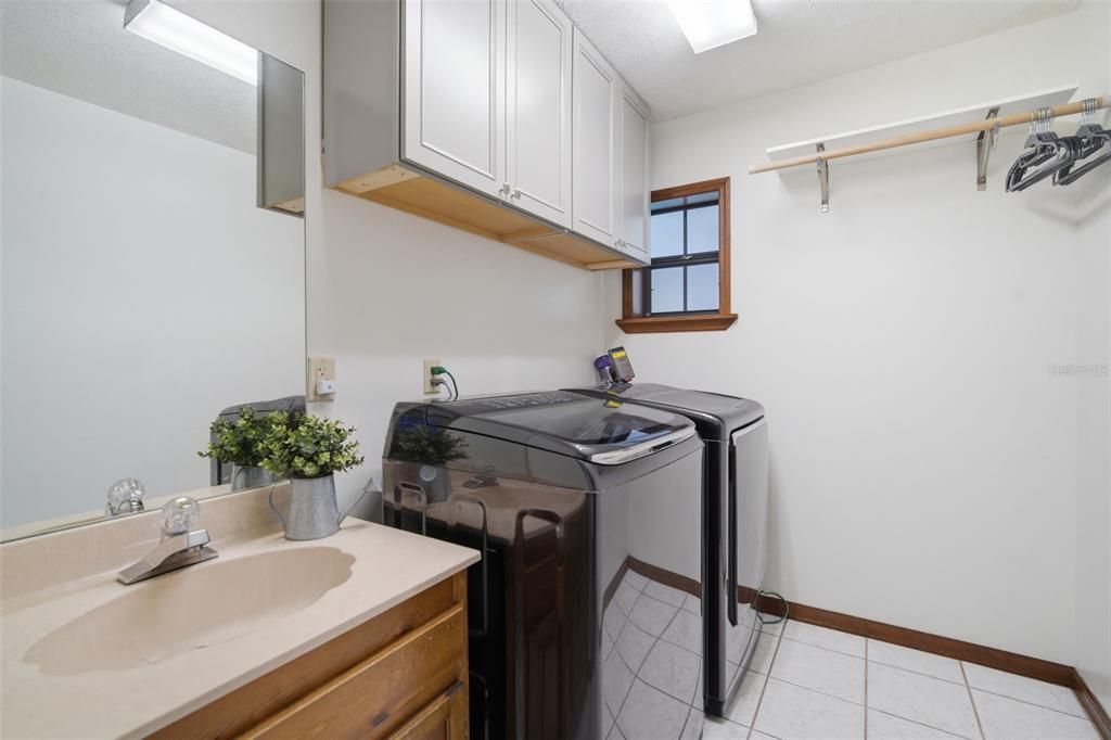 Activo con contrato: $566,500 (5 camas, 2 baños, 2544 Pies cuadrados)