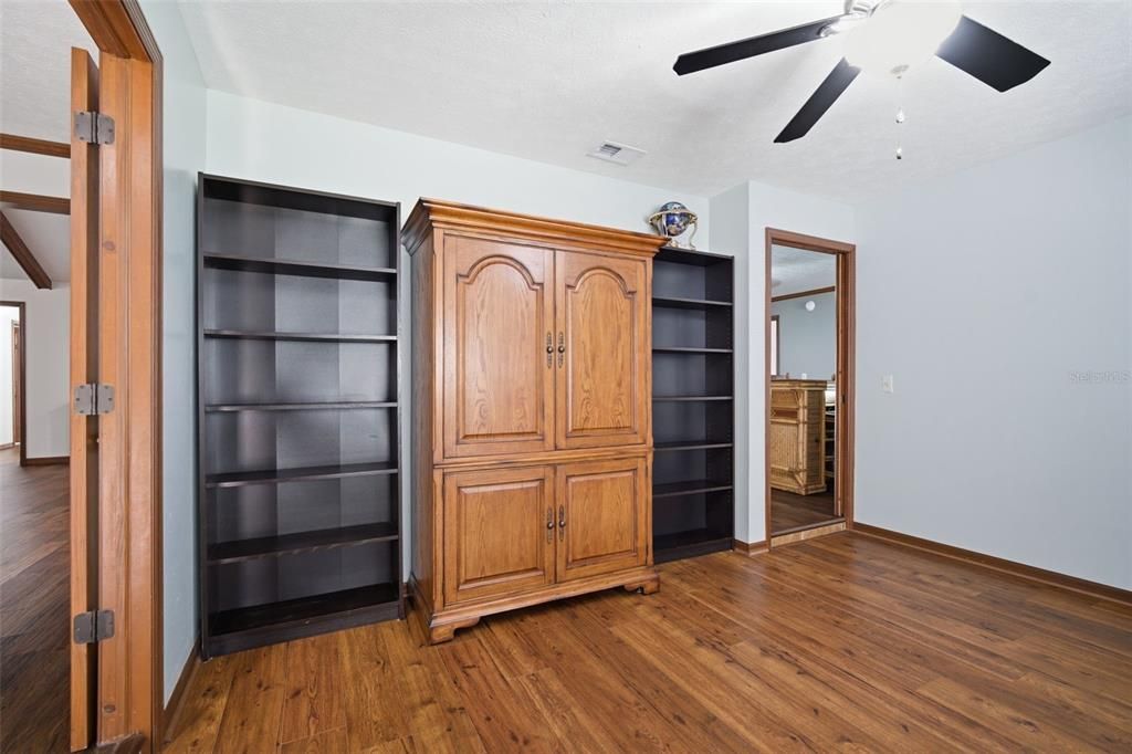 Activo con contrato: $566,500 (5 camas, 2 baños, 2544 Pies cuadrados)