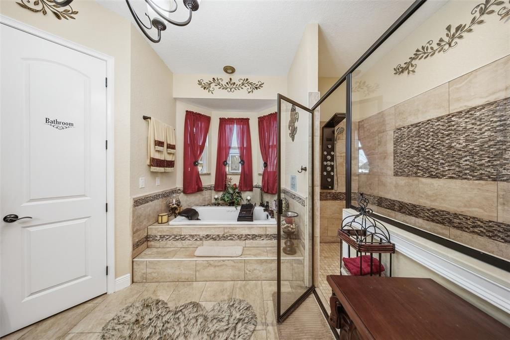 For Sale: $1,250,000 (6 beds, 4 baths, 3895 Square Feet)