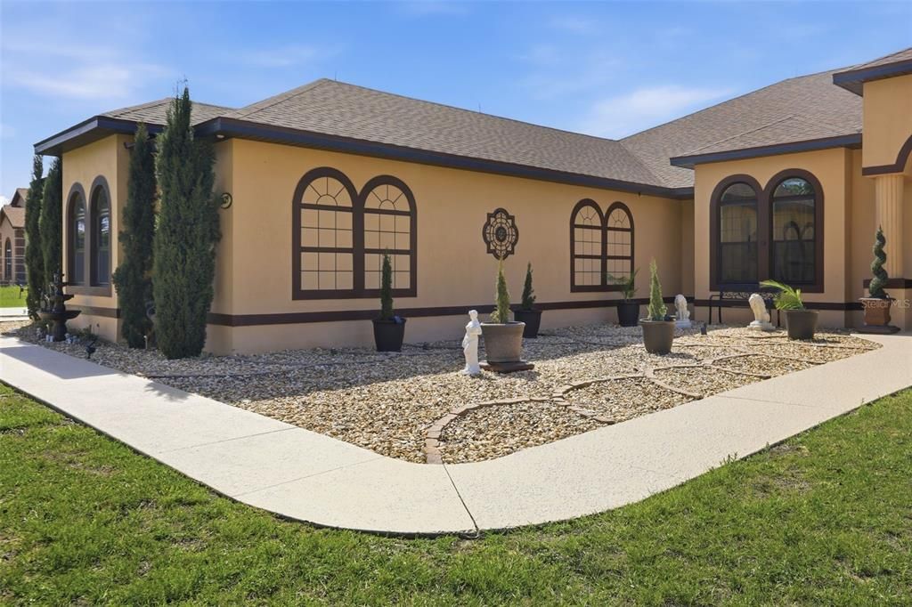 For Sale: $1,250,000 (6 beds, 4 baths, 3895 Square Feet)