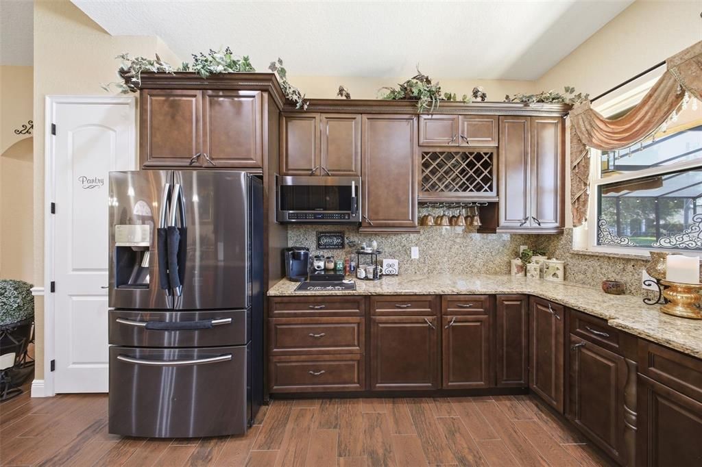 For Sale: $1,250,000 (6 beds, 4 baths, 3895 Square Feet)