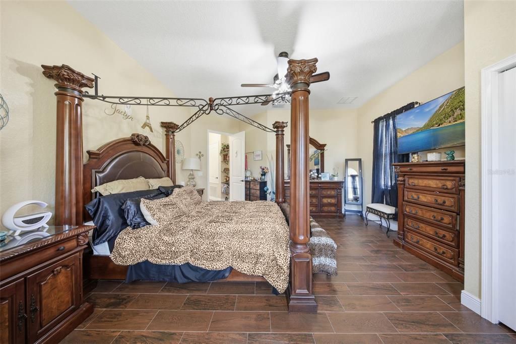 For Sale: $1,250,000 (6 beds, 4 baths, 3895 Square Feet)