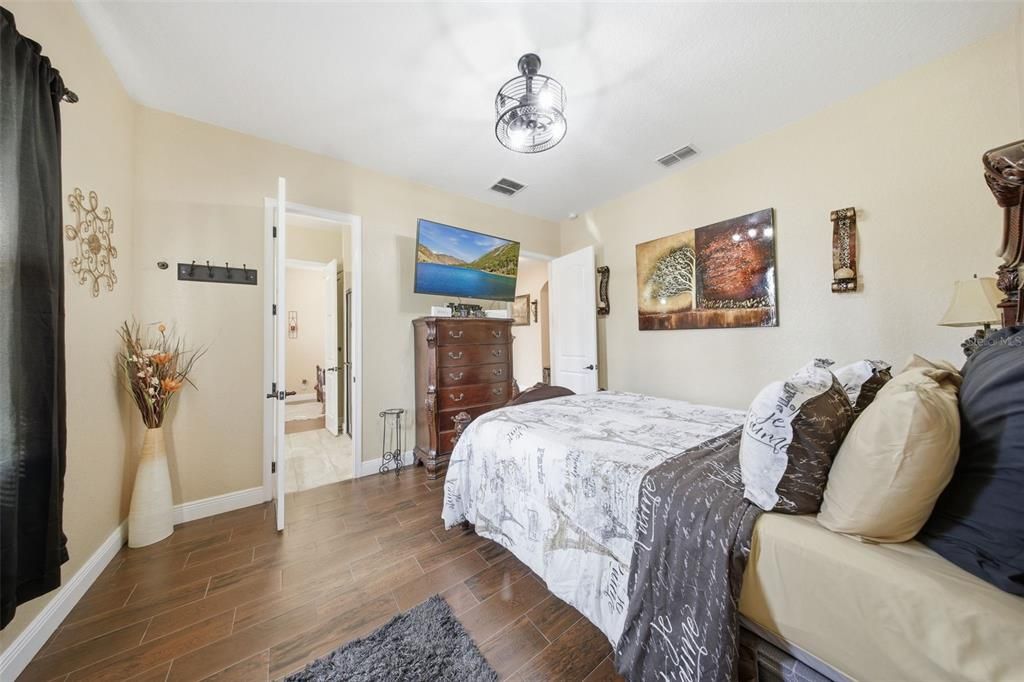 For Sale: $1,250,000 (6 beds, 4 baths, 3895 Square Feet)