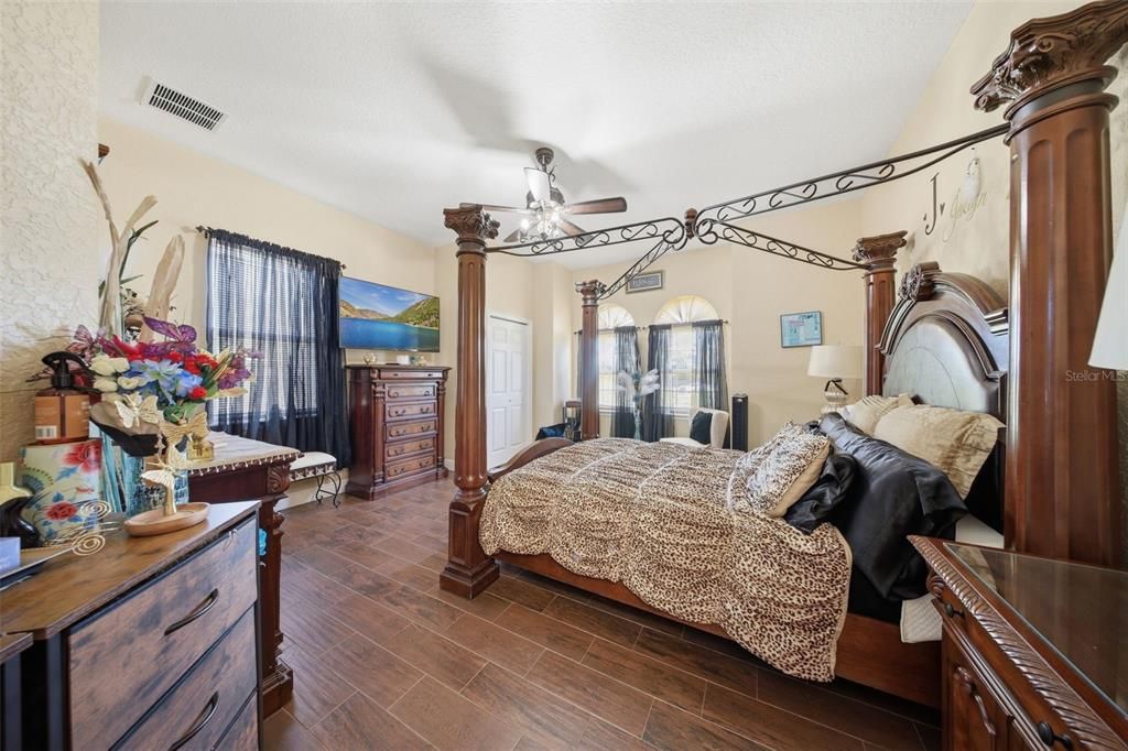 For Sale: $1,250,000 (6 beds, 4 baths, 3895 Square Feet)