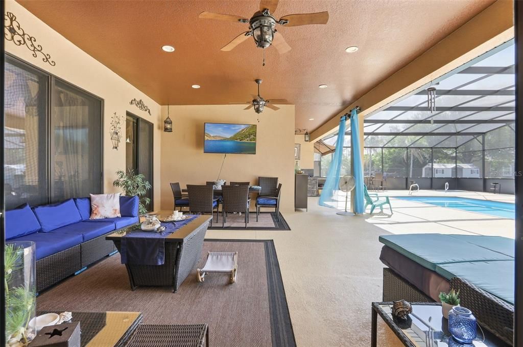 For Sale: $1,250,000 (6 beds, 4 baths, 3895 Square Feet)