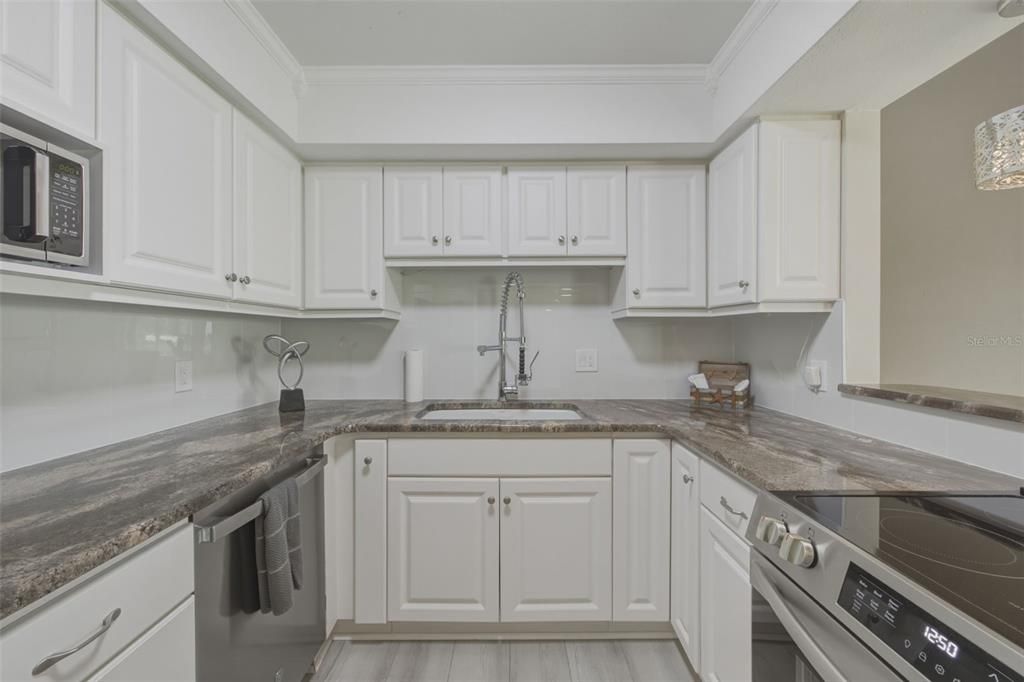 Active With Contract: $550,000 (2 beds, 2 baths, 1118 Square Feet)