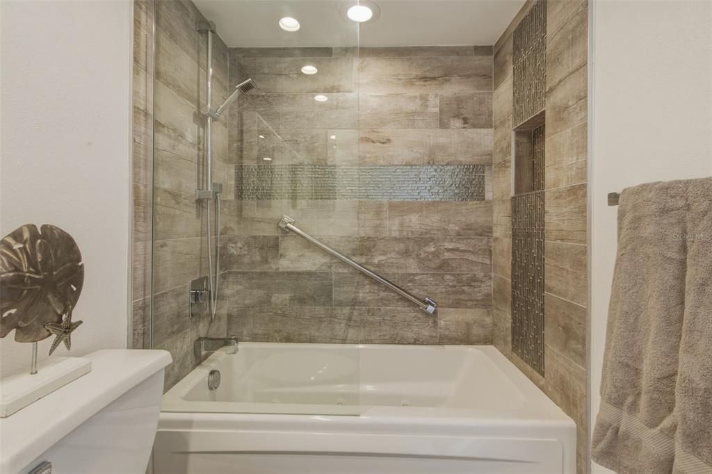 Active With Contract: $550,000 (2 beds, 2 baths, 1118 Square Feet)