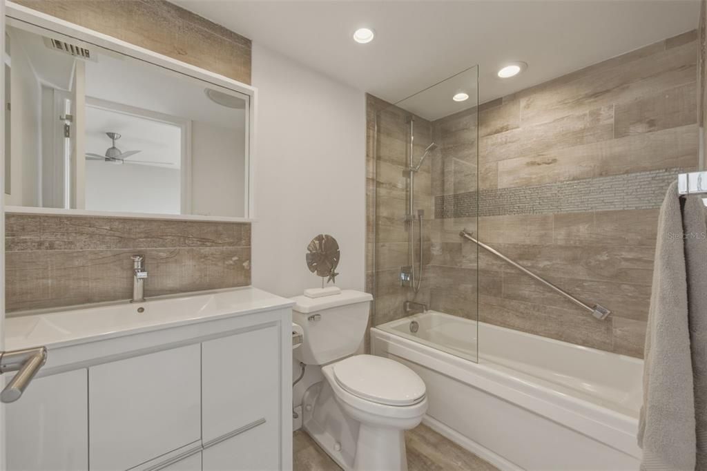 Active With Contract: $550,000 (2 beds, 2 baths, 1118 Square Feet)