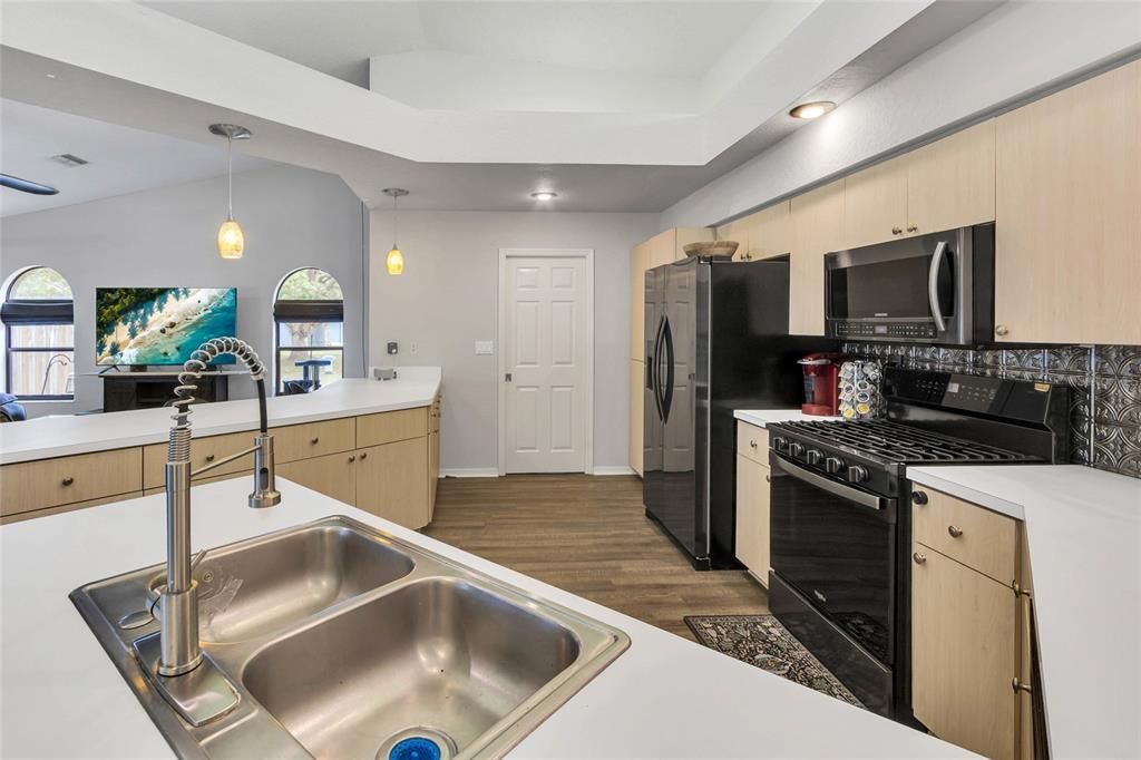 En Venta: $499,000 (3 camas, 3 baños, 2439 Pies cuadrados)