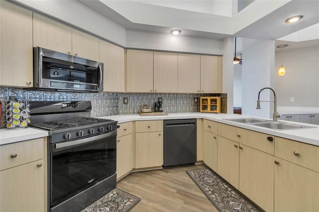 En Venta: $499,000 (3 camas, 3 baños, 2439 Pies cuadrados)