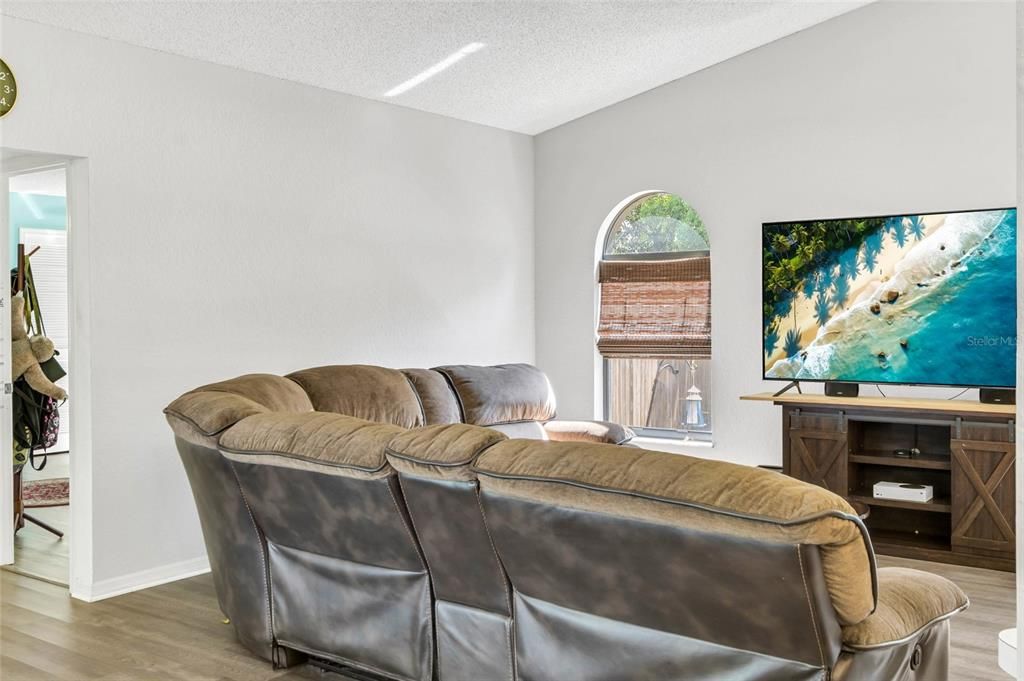 En Venta: $499,000 (3 camas, 3 baños, 2439 Pies cuadrados)