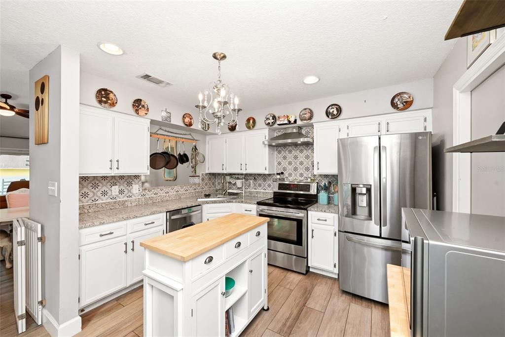 Active With Contract: $349,000 (3 beds, 2 baths, 1253 Square Feet)