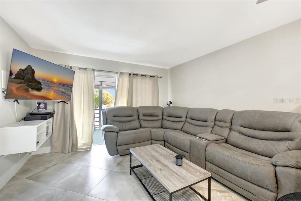 For Sale: $185,000 (2 beds, 2 baths, 1000 Square Feet)