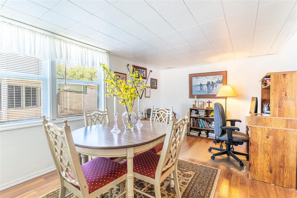На продажу: $109,990 (3 спален, 2 ванн, 1046 Квадратных фут)