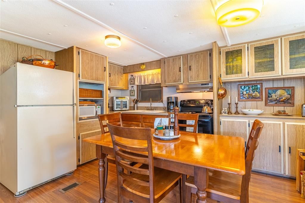На продажу: $109,990 (3 спален, 2 ванн, 1046 Квадратных фут)