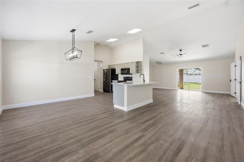 En Venta: $368,000 (4 camas, 2 baños, 2089 Pies cuadrados)