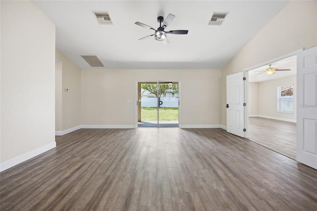 En Venta: $368,000 (4 camas, 2 baños, 2089 Pies cuadrados)