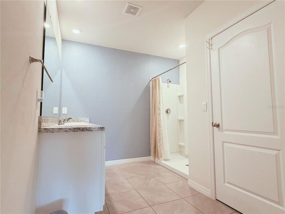 For Rent: $2,000 (3 beds, 2 baths, 1690 Square Feet)