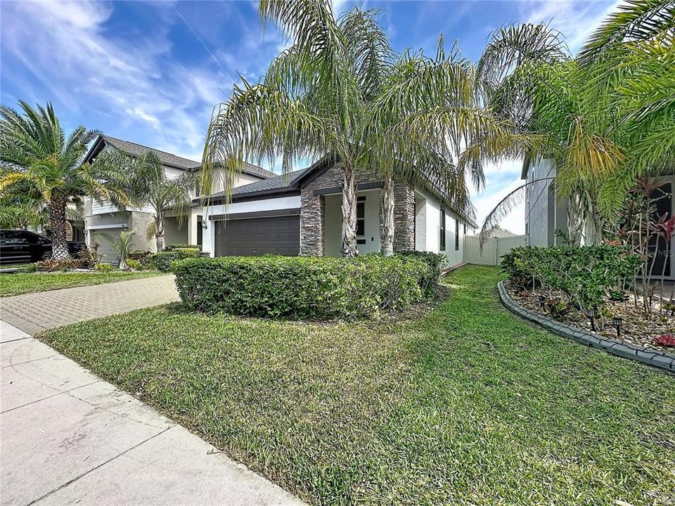 Active With Contract: $329,900 (3 beds, 2 baths, 1612 Square Feet)