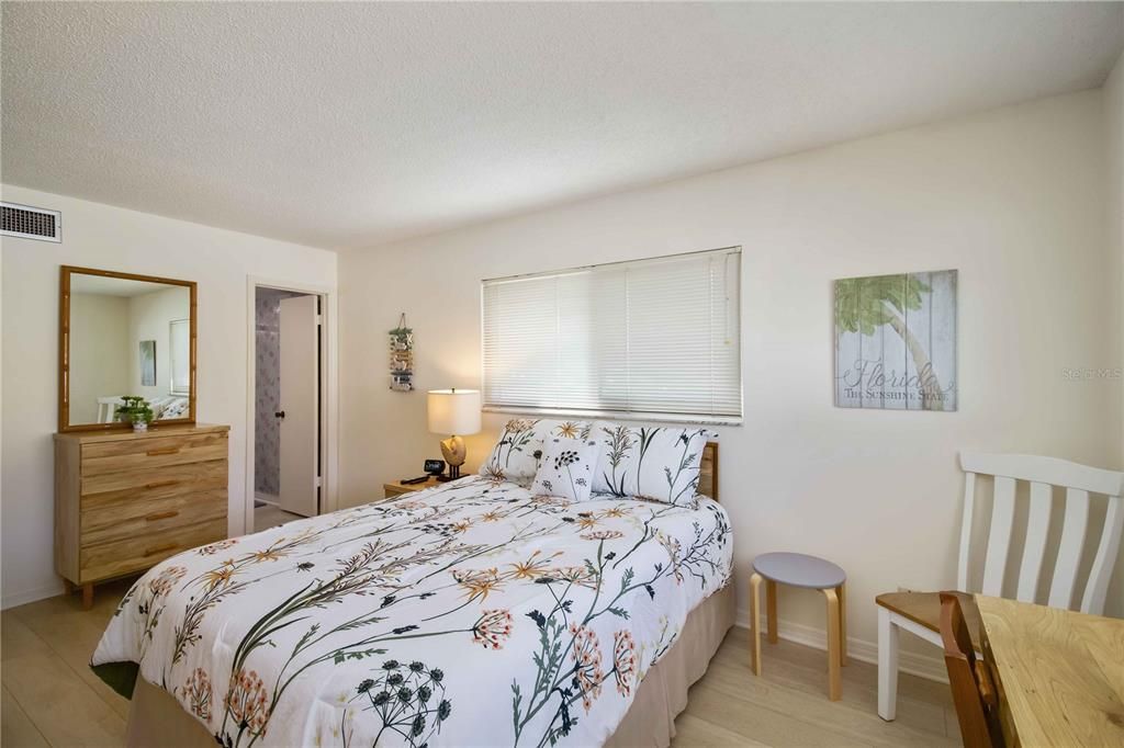 For Sale: $147,900 (2 beds, 2 baths, 1095 Square Feet)