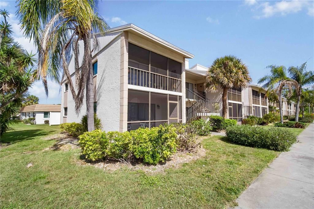 For Sale: $147,900 (2 beds, 2 baths, 1095 Square Feet)