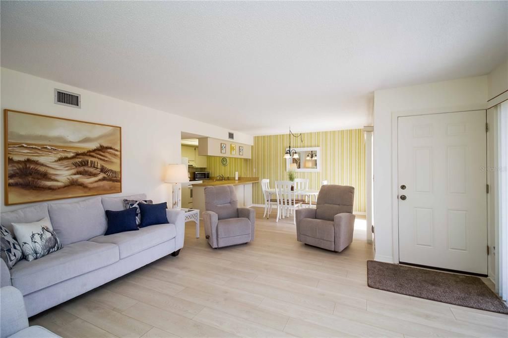 For Sale: $147,900 (2 beds, 2 baths, 1095 Square Feet)