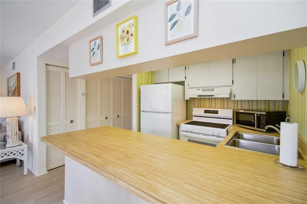 For Sale: $147,900 (2 beds, 2 baths, 1095 Square Feet)