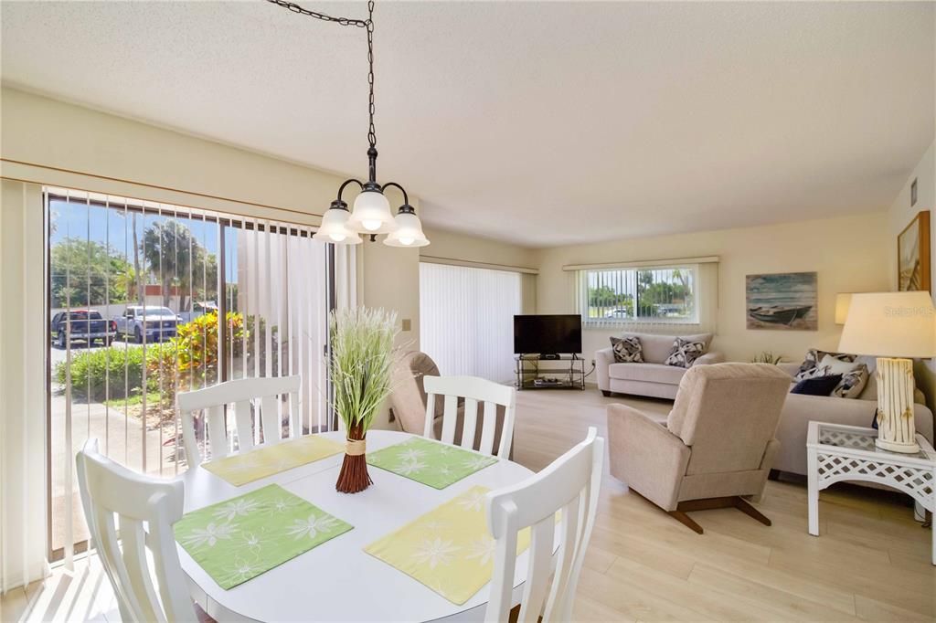 For Sale: $147,900 (2 beds, 2 baths, 1095 Square Feet)