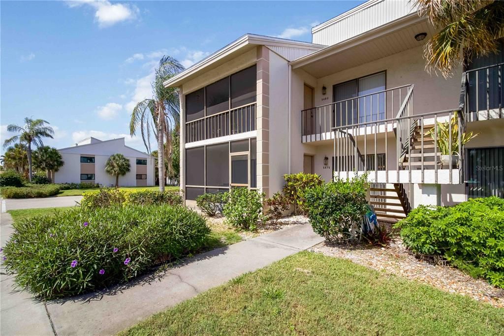 For Sale: $147,900 (2 beds, 2 baths, 1095 Square Feet)