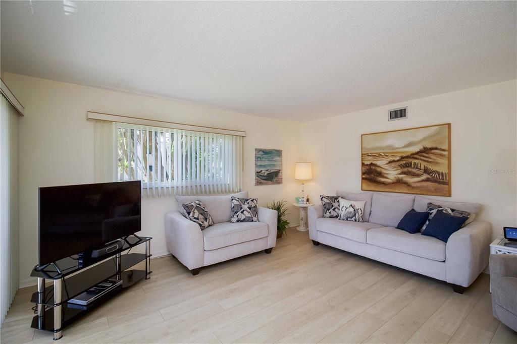 For Sale: $147,900 (2 beds, 2 baths, 1095 Square Feet)