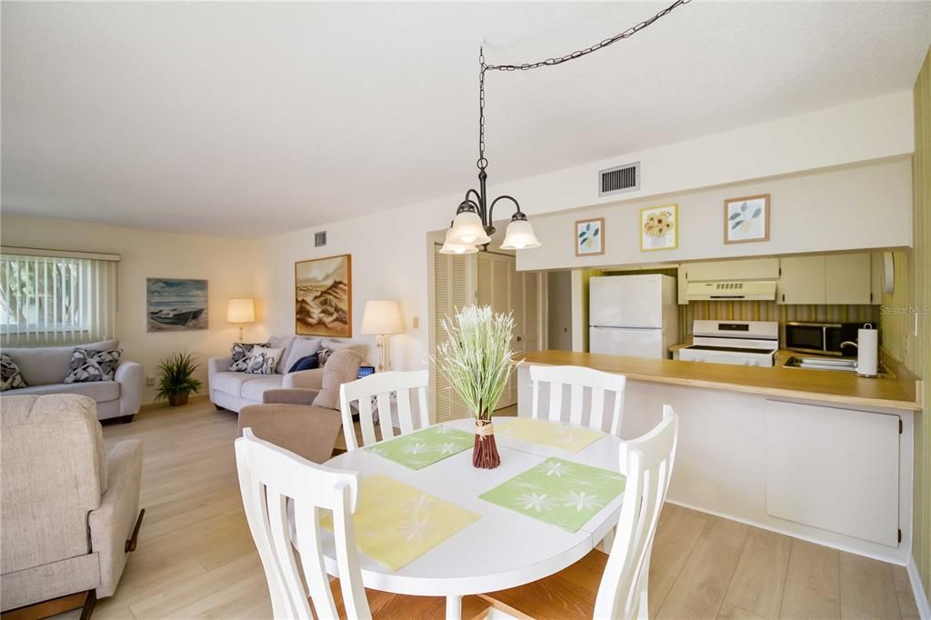 For Sale: $147,900 (2 beds, 2 baths, 1095 Square Feet)