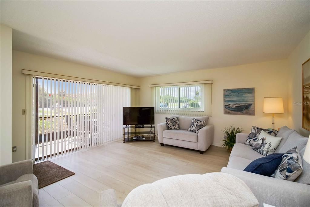 For Sale: $147,900 (2 beds, 2 baths, 1095 Square Feet)