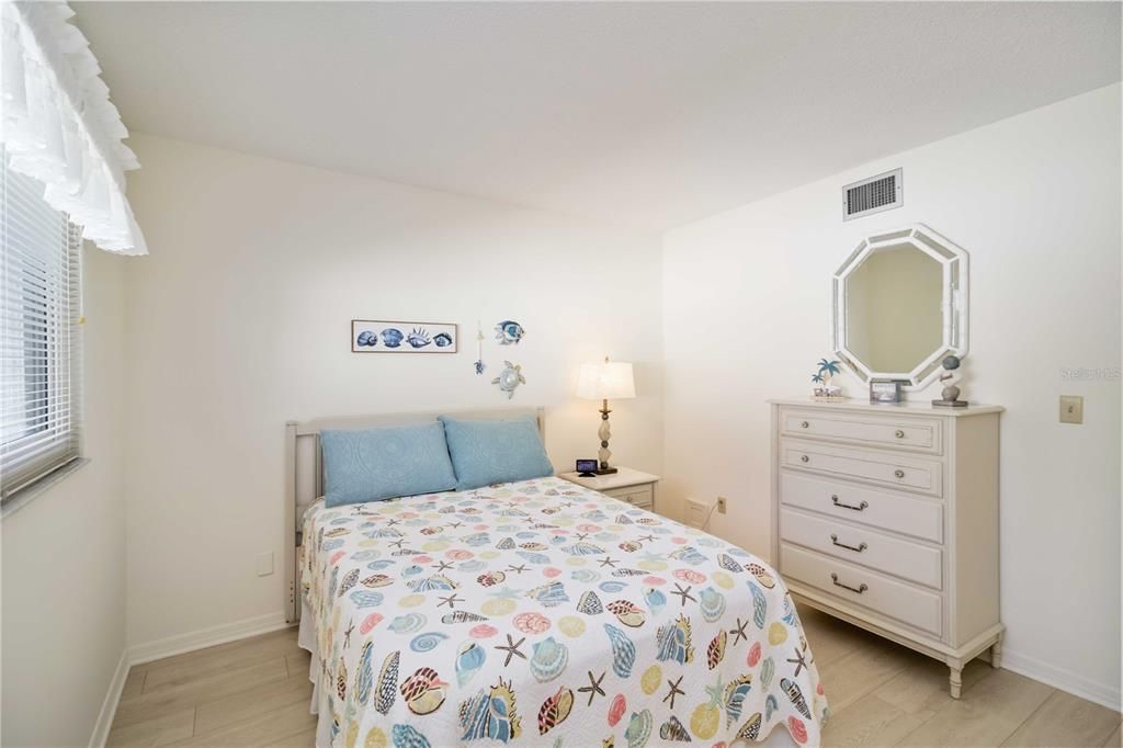 For Sale: $147,900 (2 beds, 2 baths, 1095 Square Feet)