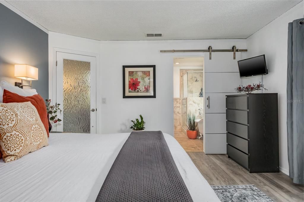 Active With Contract: $549,900 (3 beds, 2 baths, 1563 Square Feet)