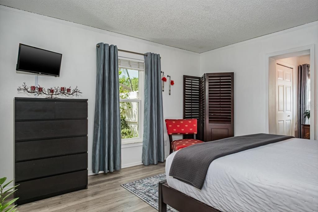 Active With Contract: $549,900 (3 beds, 2 baths, 1563 Square Feet)