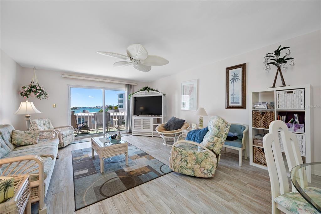 For Sale: $429,000 (2 beds, 2 baths, 1055 Square Feet)
