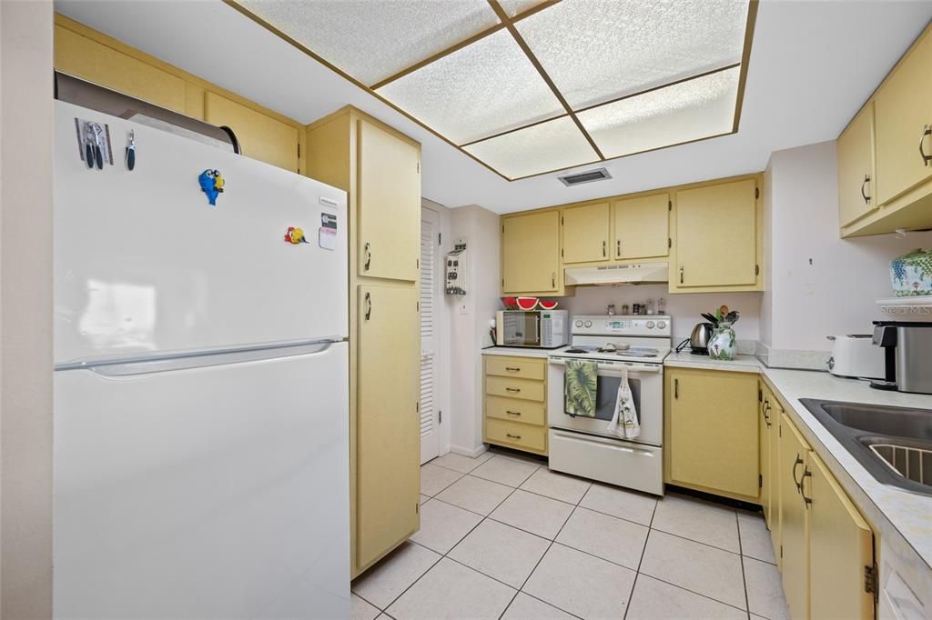 For Sale: $429,000 (2 beds, 2 baths, 1055 Square Feet)
