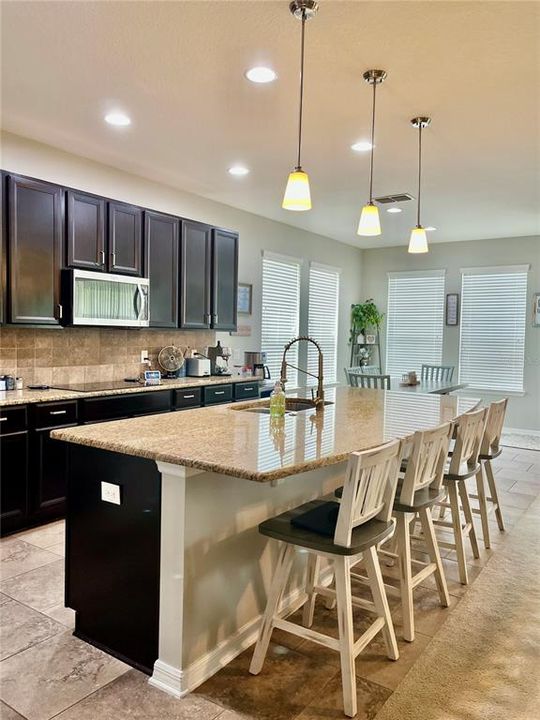 En Venta: $579,900 (4 camas, 3 baños, 2890 Pies cuadrados)